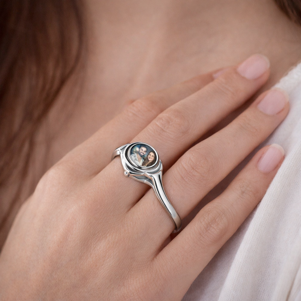 🌸💍 Flower Projection Photo Ring on model